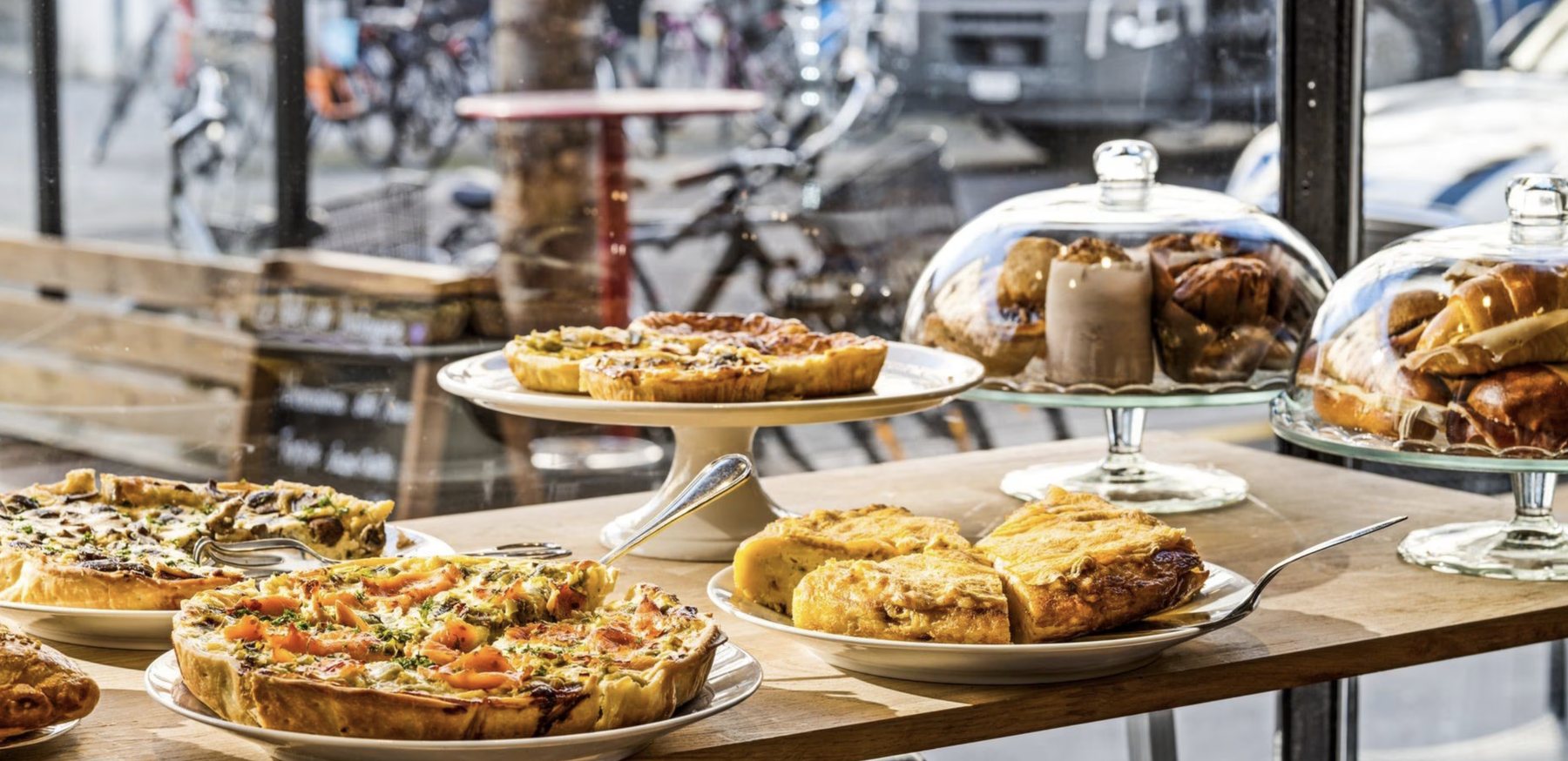 Quiches et viennoiseries exposées près de la vitrine.