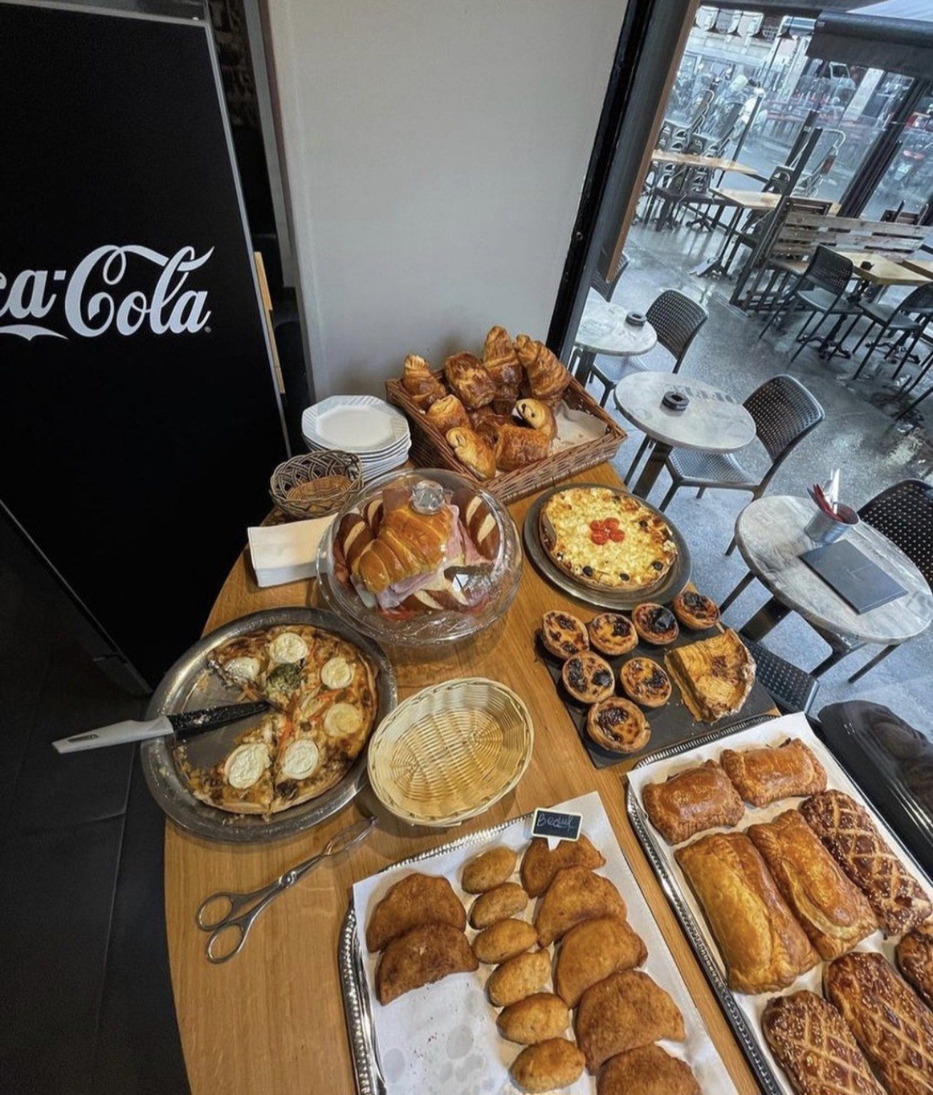 Présentation de viennoiseries, quiches et gourmandises.
